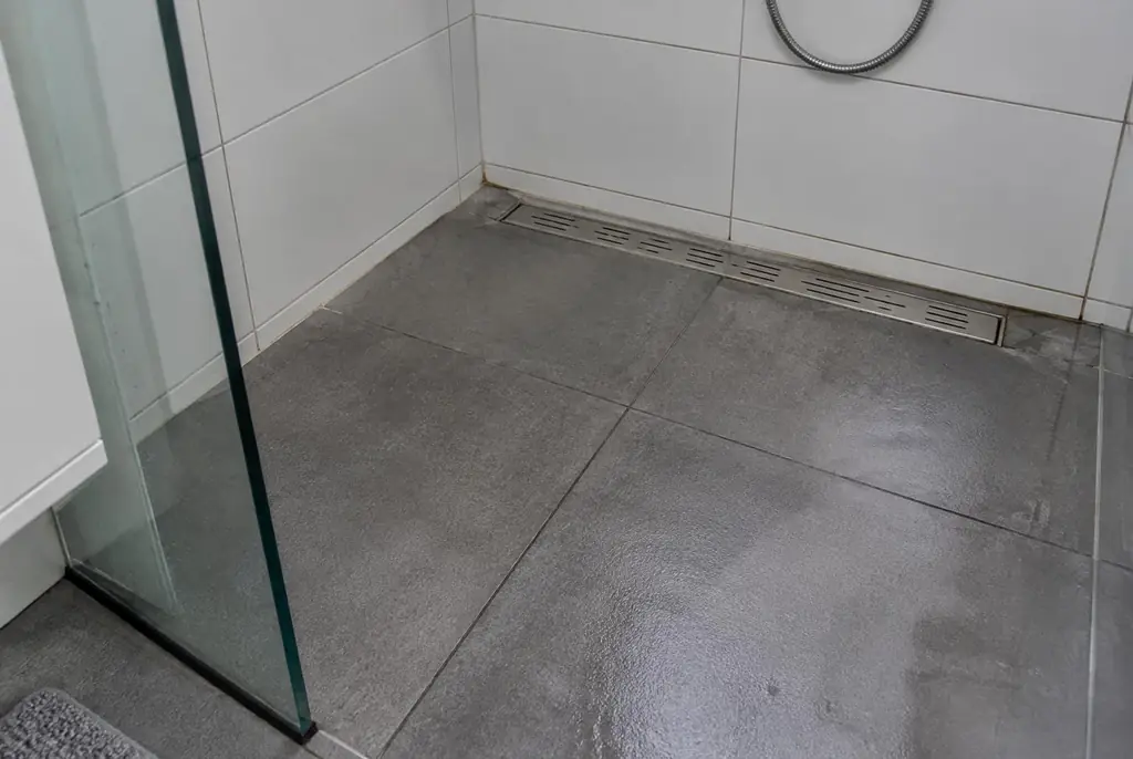 Lekdetectie Garderen – lekkende inloopdouche met natte voegen