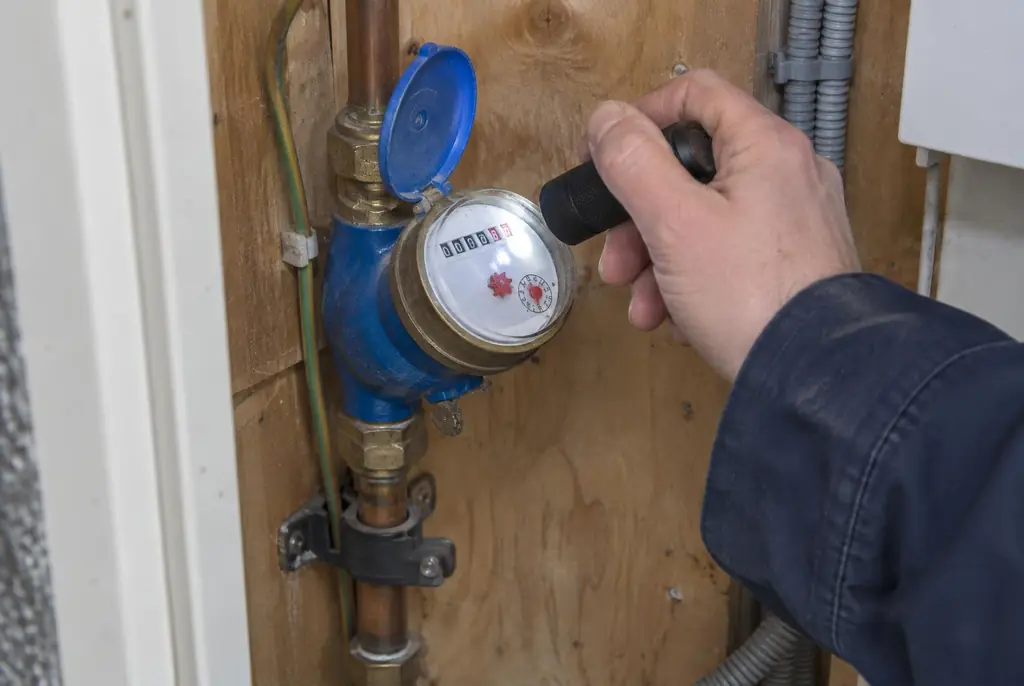 Lekdetectie Garderen – watermeter in de meterkast controleren met een zaklamp